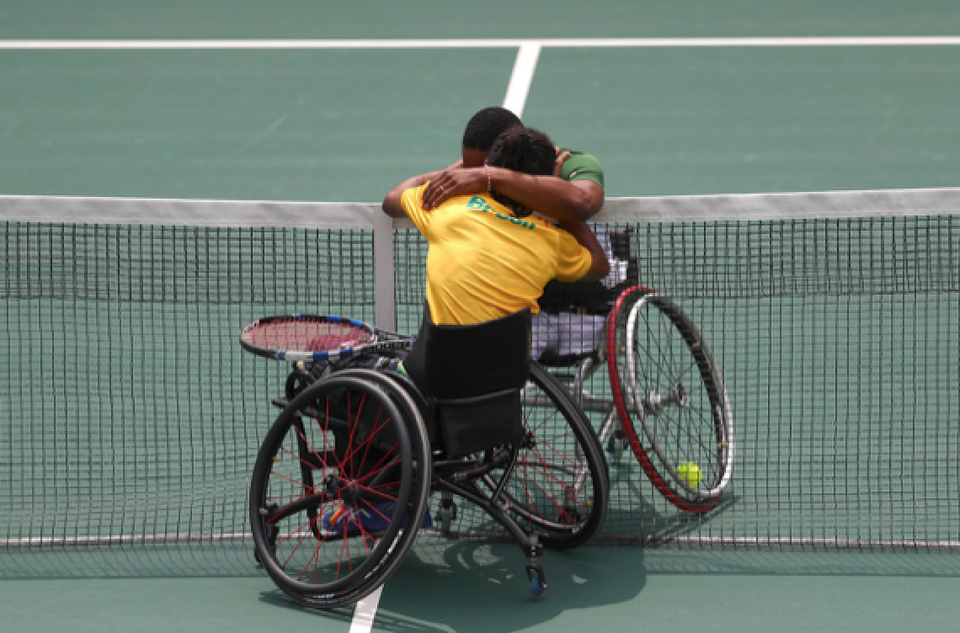 Những khoảnh khắc đắt giá nhất của Paralympic Rio 2016 - 16
Hai vận động viên Lucas Sithole (Nam Phi) và Ymanitu Silva (Braxin) ôm chặt lấy nhau sau trận đấu Tennis.