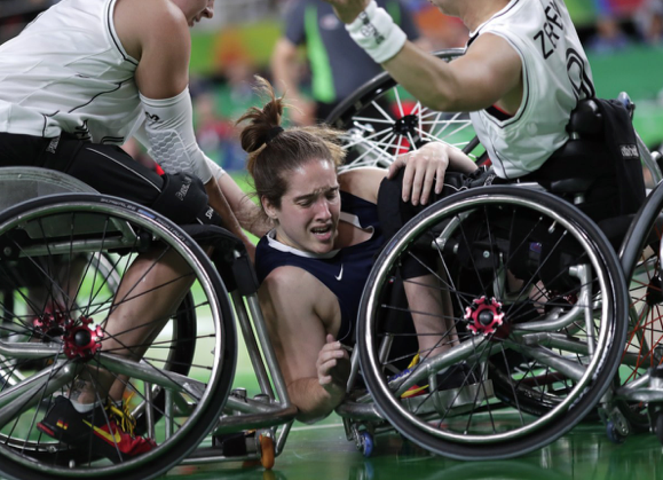 Những khoảnh khắc đắt giá nhất của Paralympic Rio 2016 - 7
Vận động viên bóng rổ người Mỹ-Rebecca Murray bị ngã và kẹt cứng trong một pha tranh chấp bóng.
