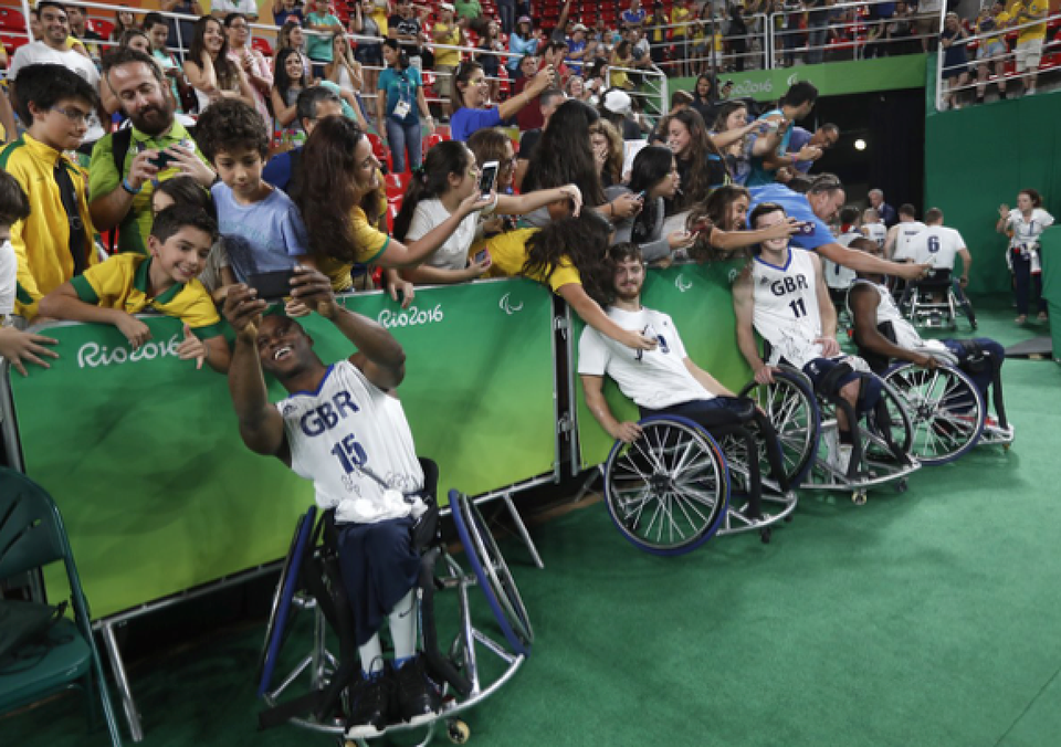 Những khoảnh khắc đắt giá nhất của Paralympic Rio 2016 - 6
Các vận động viên bóng rổ đội tuyển Anh chụp ảnh cùng người hâm mộ sau chiến thắng.