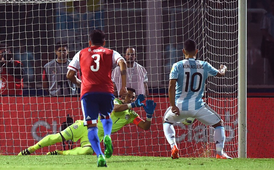 Argentina thua sốc Paraguay trên sân nhà - 2
Aguero đá hỏng quả phạt đền đầy đáng tiếc
