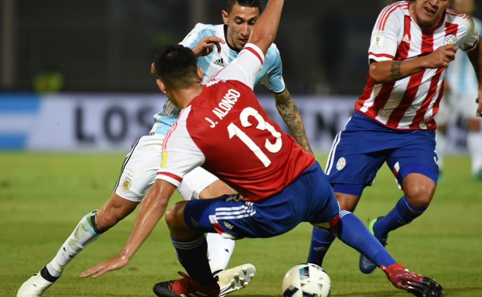 Argentina thua sốc Paraguay trên sân nhà - 1
Di Maria chơi đầy năng nổ ở đầu trận