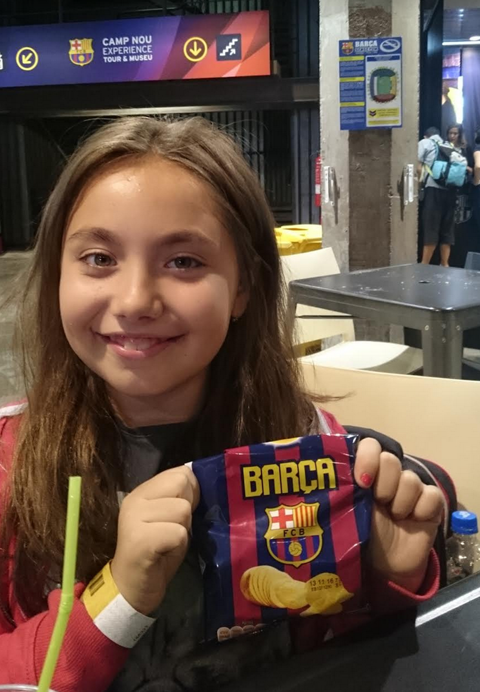 Thăm "thánh đường" Nou Camp - Sân vận động lớn nhất châu Âu - 7
Đến túi bánh đươc in logo FCB trẻ em cũng muốn mua làm quà cho bạn