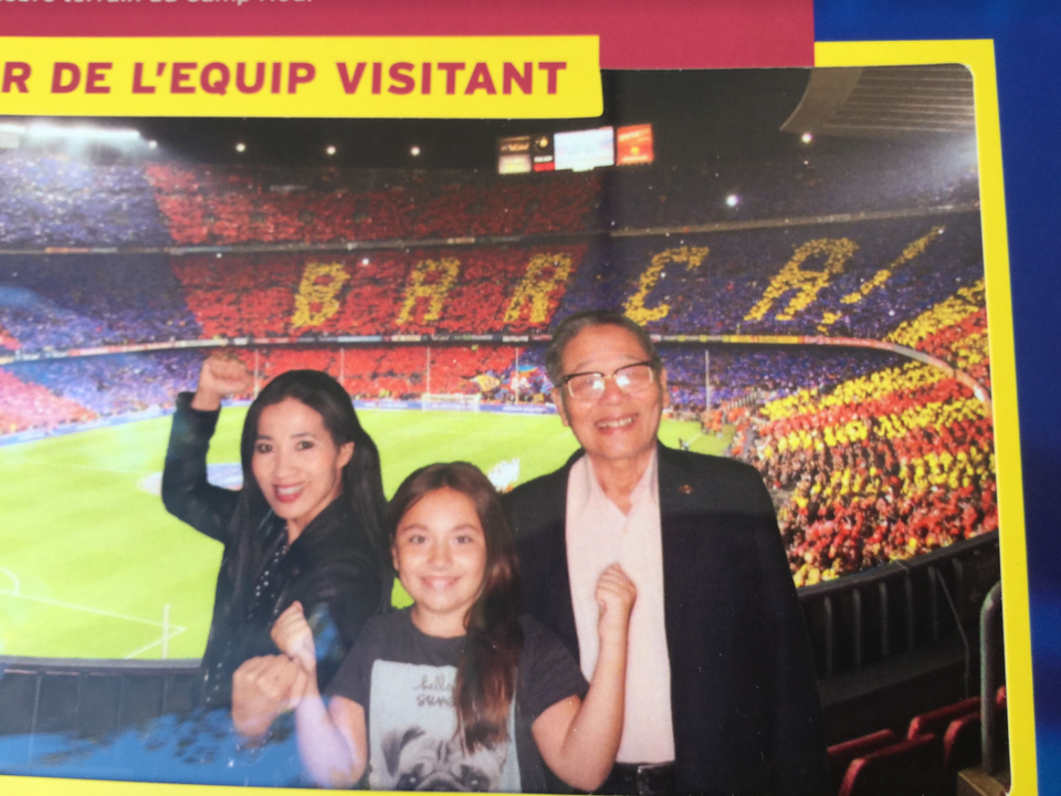 Thăm "thánh đường" Nou Camp - Sân vận động lớn nhất châu Âu - 15
Chụp cả gia đình với toàn sân