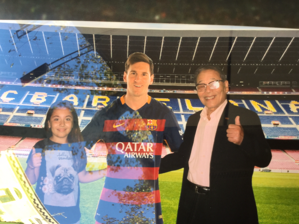 Thăm "thánh đường" Nou Camp - Sân vận động lớn nhất châu Âu - 12
Những ảnh dịch vụ mà khách khó lòng từ chối
