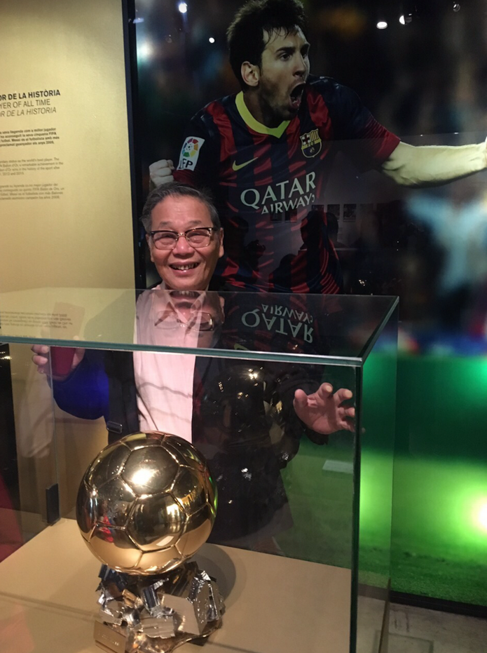 Thăm "thánh đường" Nou Camp - Sân vận động lớn nhất châu Âu - 2
Tác giả tận mắt chiêm ngưỡng Quả bóng Vàng của Messi tại sân Nou Camp