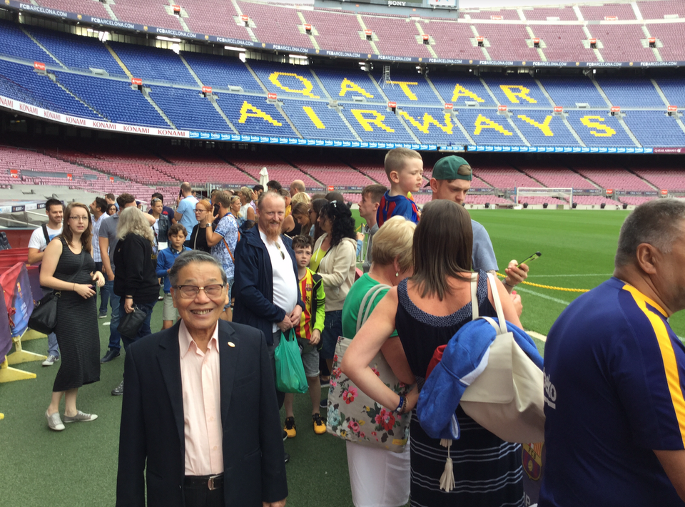 Thăm "thánh đường" Nou Camp - Sân vận động lớn nhất châu Âu - 10
...và trên đường piste ở sân Nou Camp