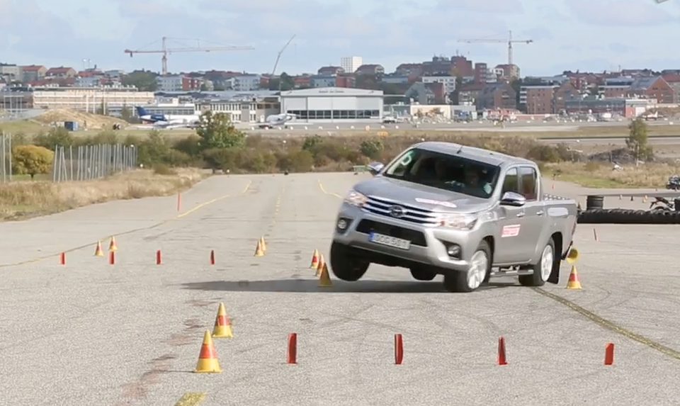 Toyota Hilux suýt lật trong bài thử nghiệm cua gấp - 2 Toyota Hilux suýt lật trong bài thử nghiệm cua gấp - 2