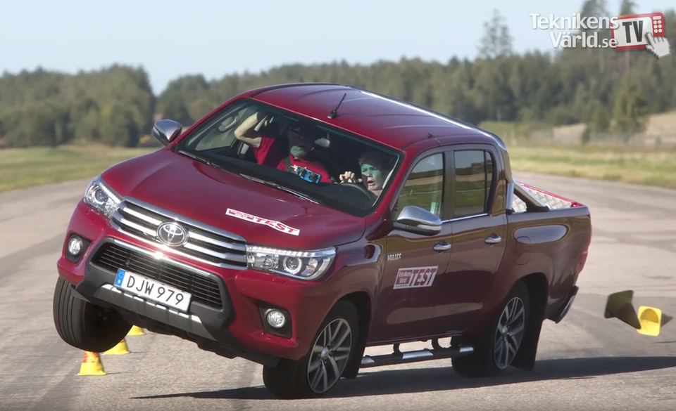 Toyota Hilux suýt lật trong bài thử nghiệm cua gấp - 1 Toyota Hilux suýt lật trong bài thử nghiệm cua gấp - 1