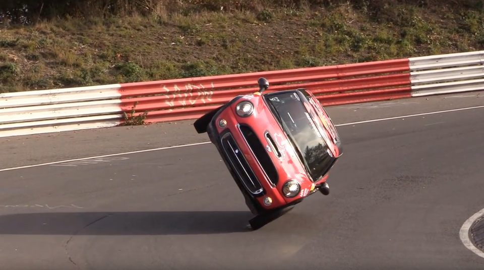 Mini Cooper lập kỷ lục chạy bằng hai bánh - 2