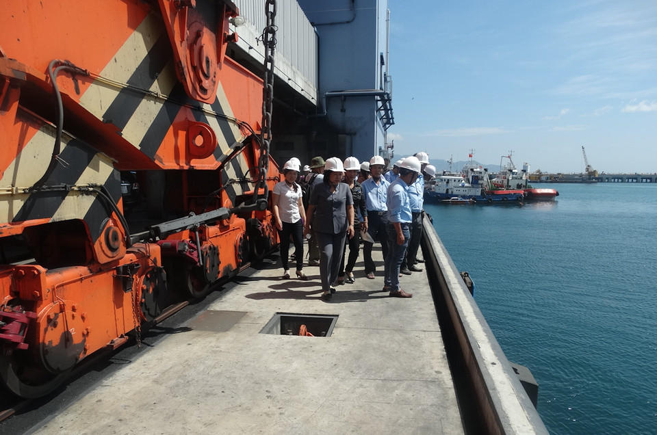 
Cán bộ quản lý nhà máy đưa người dân địa phương giám sát môi trường bên trong nhà máy
