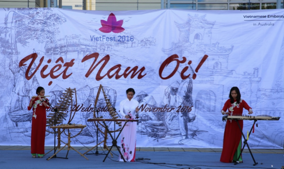 Ấn tượng VietFEST 2016 của sinh viên Việt tại Canberra, Australia - 3
Nghệ sĩ Minh Hà cùng ban nhạc “Viet Music” tại VietFEST 2016. Ảnh Hoàng Trường