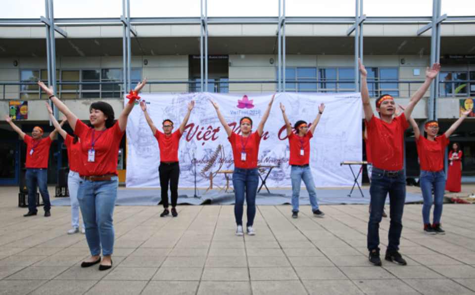 Ấn tượng VietFEST 2016 của sinh viên Việt tại Canberra, Australia - 4
Flashmob “Việt Nam ơi!” năng động, trẻ trung, khoẻ khoắn của BCH ACT-VYSA trong màu áo đỏ với hình bản đồ Tổ quốc Việt Nam thân yêu dưới sự reo hò nồng nhiệt từ khán giả. Ảnh: Hoàng Trường