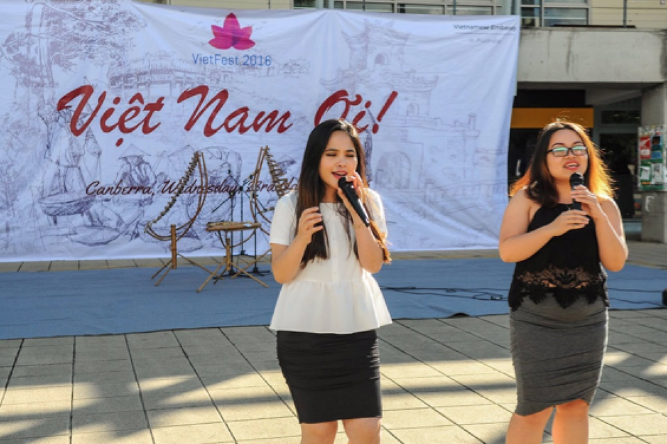 Ấn tượng VietFEST 2016 của sinh viên Việt tại Canberra, Australia - 5
Tú Quyên (UC) và Thanh Phương (CIT) giành giải Ba VietCOMPET 2016 với nhạc phẩm “Sài Gòn đẹp lắm”. Ảnh: Thiên Kiên