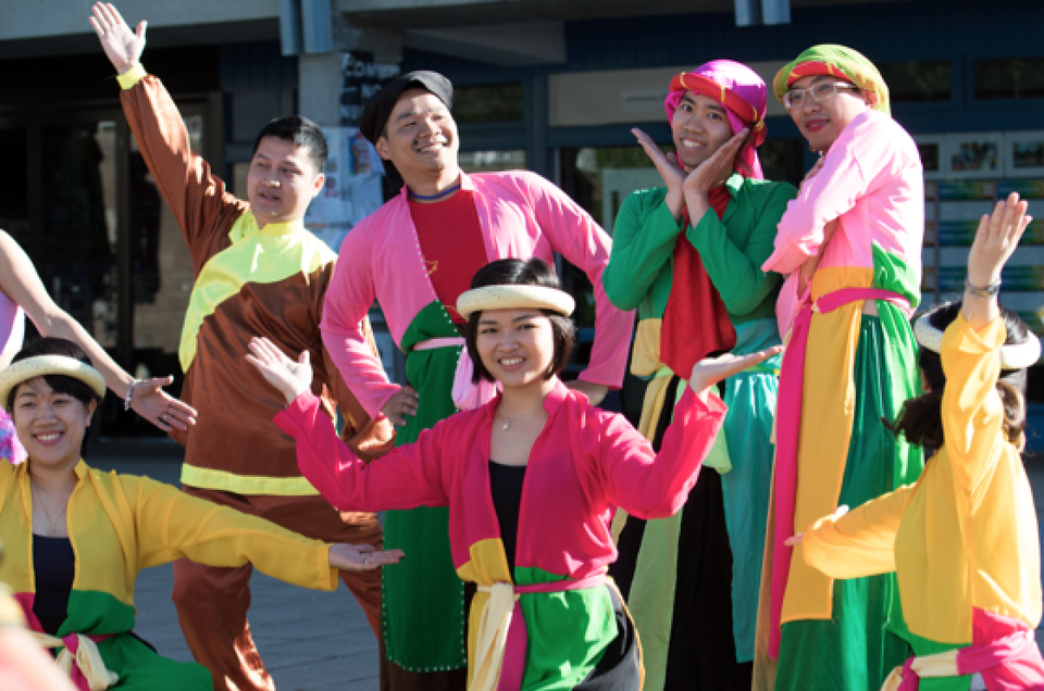 Ấn tượng VietFEST 2016 của sinh viên Việt tại Canberra, Australia - 7
“Tấm Cám - Bống bống bang bang” của trường UNSW Canberra at ADFA giành giải Nhất VietCOMPET 2016. Ảnh: Hoàng Trường
