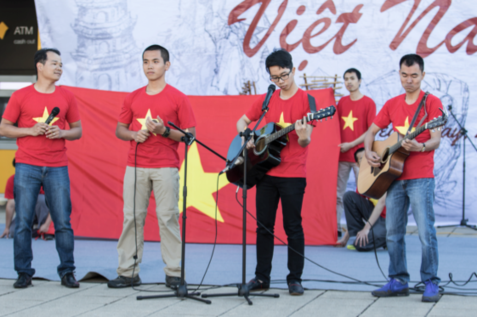 Ấn tượng VietFEST 2016 của sinh viên Việt tại Canberra, Australia - 8
Phần biểu diễn nhạc phẩm “Lá cờ” của UNSW Canberra được tặng giải Sáng tạo VietCOMPET 2016. Ảnh: Hoàng Trường