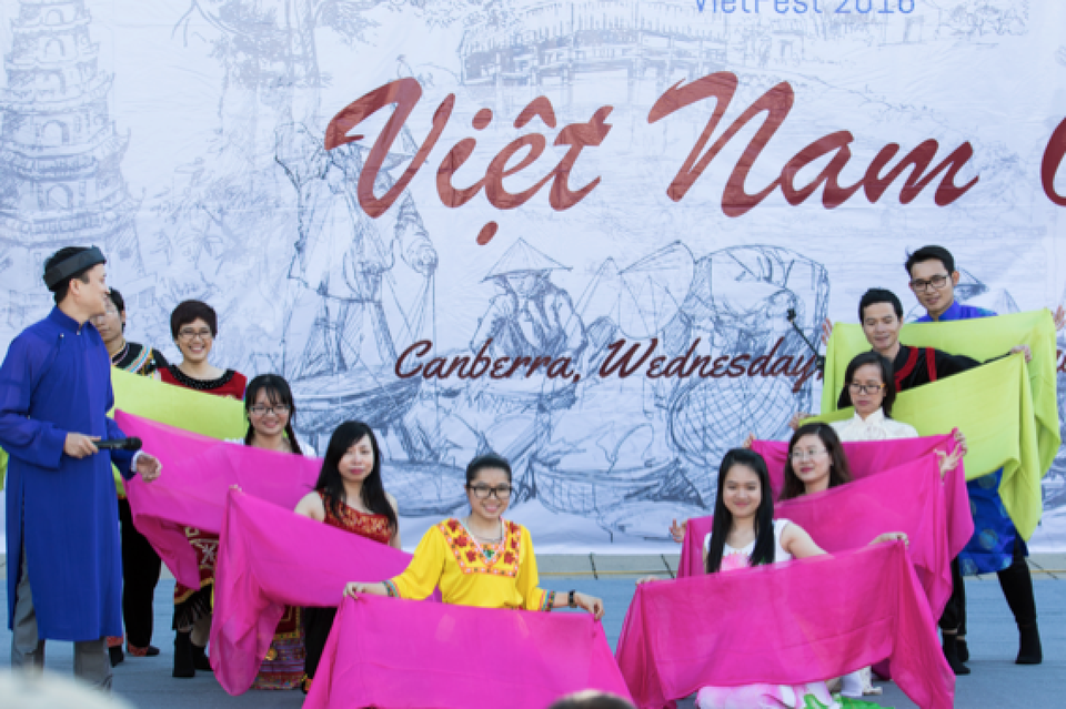 Ấn tượng VietFEST 2016 của sinh viên Việt tại Canberra, Australia - 9
Màn múa hát đặc sắc “Đến với con người Việt Nam tôi” của trường ANU đạt giải Ba VietCOMPET 2016. Ảnh: Hoàng Trường