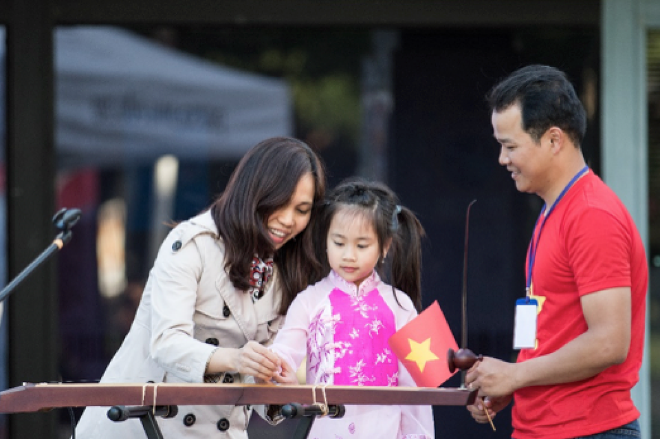 Ấn tượng VietFEST 2016 của sinh viên Việt tại Canberra, Australia - 11
Nghệ sĩ Thu Hiền hướng dẫn cách chơi nhạc cụ đàn bầu