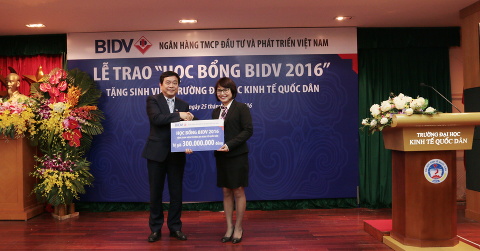 BIDV tặng 100 suất học bổng cho sinh viên trường Đại học Kinh tế quốc dân - 1
Đại diện Trường ĐH KTQD, GS-TS Trần Thọ Đạt – Hiệu Trưởng Nhà trường nhận học bổng cho sinh viên