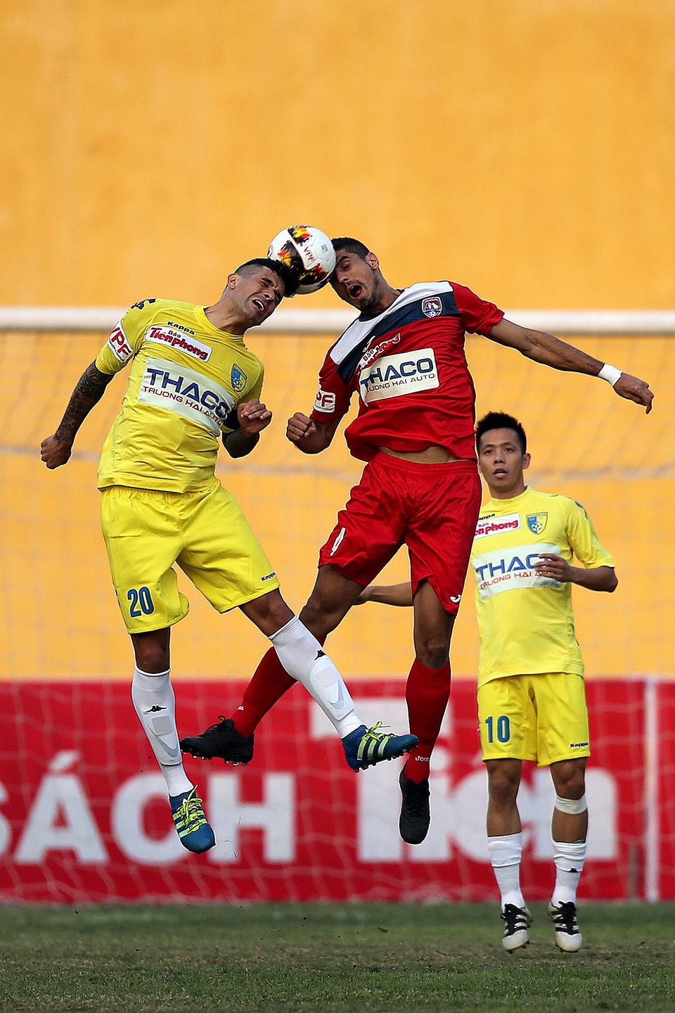 Thắng "đấu súng" nghẹt thở, Than Quảng Ninh đoạt Siêu cúp 2016 - 2
Trận đấu diễn ra khá căng thẳng - Ảnh: Gia Hưng