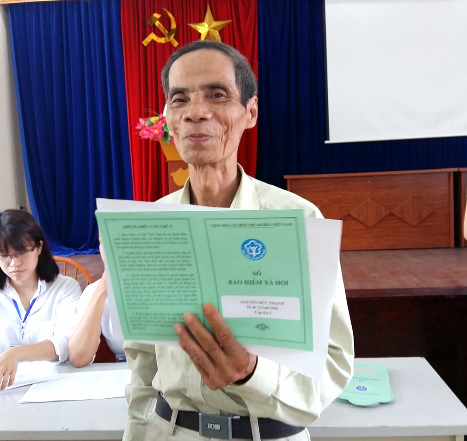 Kỳ 3 - Niềm vui của 58 người lao động được nhận sổ BHXH mới - 2 Ông Nguyễn Đức Thạnh vui vẻ khi được nhận sổ BHXH mới.