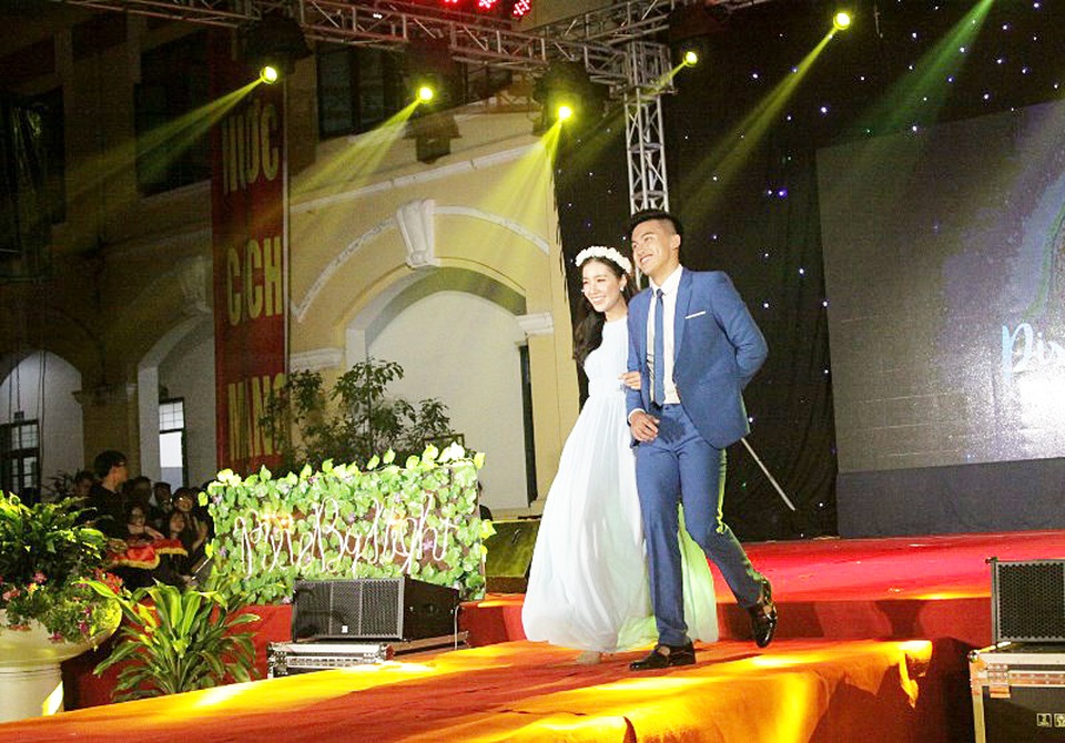 Cặp đôi nam thanh nữ tú chuyên Tin đăng quang Đại sứ THPT Chu Văn An - 2
Cặp đôi Đại sứ Chu Văn An sải bước tự tin trong trang phục tự chọn