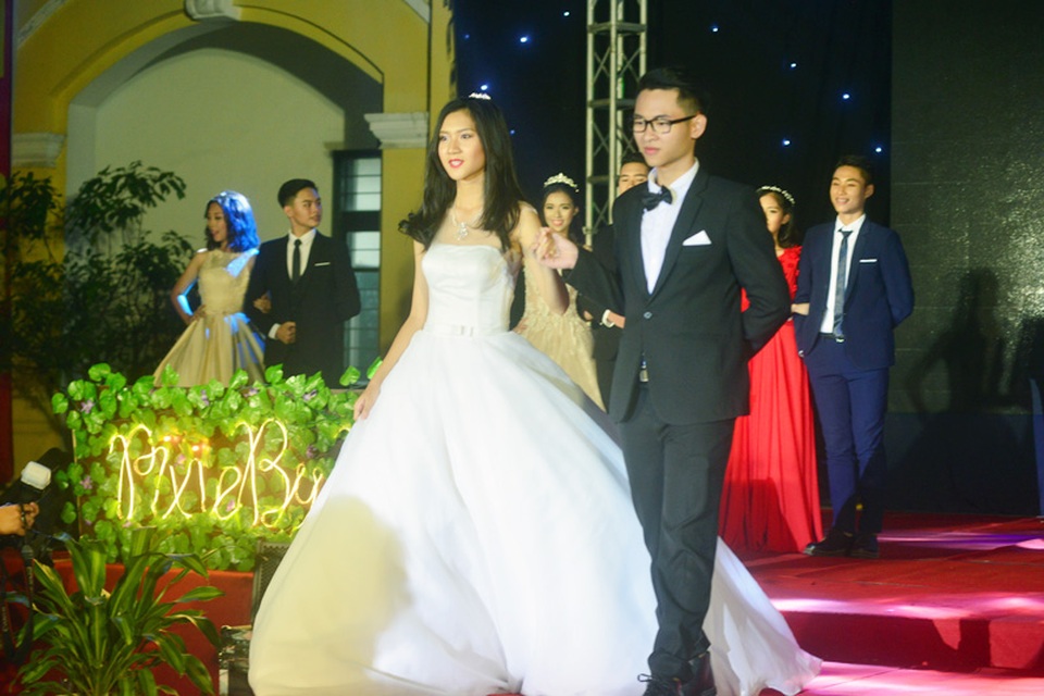Cặp đôi nam thanh nữ tú chuyên Tin đăng quang Đại sứ THPT Chu Văn An - 10
Đại diện của nhà I Nguyễn Trung Kiên và Tạ Ngọc Mai Trang lộng lẫy trong trang phục dạ hội
