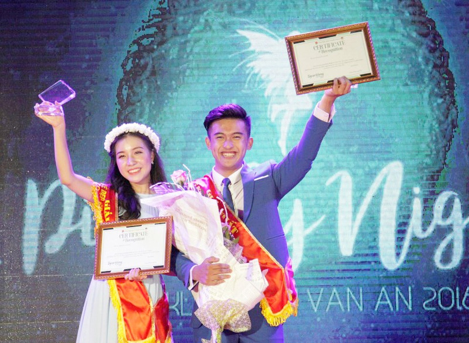 Cặp đôi nam thanh nữ tú chuyên Tin đăng quang Đại sứ THPT Chu Văn An - 5
Giây phút đăng quang ngôi vị Đại sứ Chu Văn An 2016