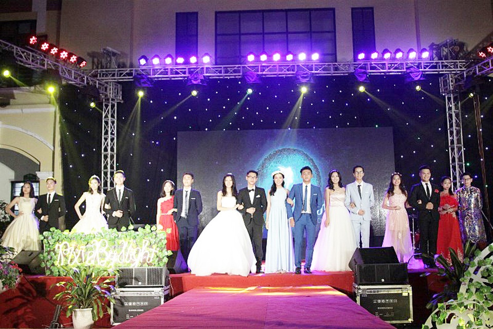 Cặp đôi nam thanh nữ tú chuyên Tin đăng quang Đại sứ THPT Chu Văn An - 1
Toàn cảnh 8 cặp đôi tham dự đêm chung kết Sparkling Night 2016