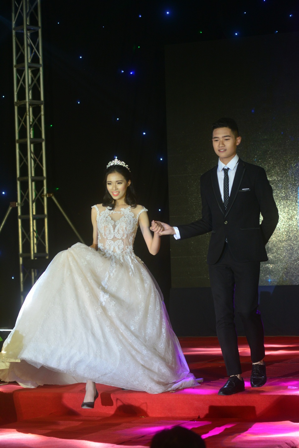 Cặp đôi nam thanh nữ tú chuyên Tin đăng quang Đại sứ THPT Chu Văn An - 9
Cặp đôi Lý Gia Trung - Lê Thủy Trang, đại diện của Nhà V giành giải Nhì xứng đáng cho những nỗ lực của mình