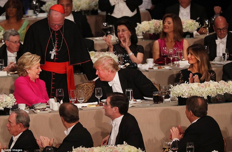 Ông Trump và bà Clinton ra sức “nói kháy” khi ăn tối cùng nhau - 8
Người dẫn chương trình pha trò rằng ông Trump đã hỏi thăm bà Clinton nhưng lập tức bị bà mỉa mai lại. (Ảnh minh họa: Getty)