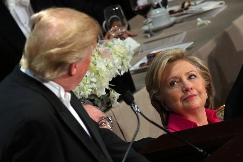 Ông Trump và bà Clinton ra sức “nói kháy” khi ăn tối cùng nhau - 4
Ông Trump liên tục mỉa mai bà Clinton khi phát biểu. (Ảnh: Reuters)