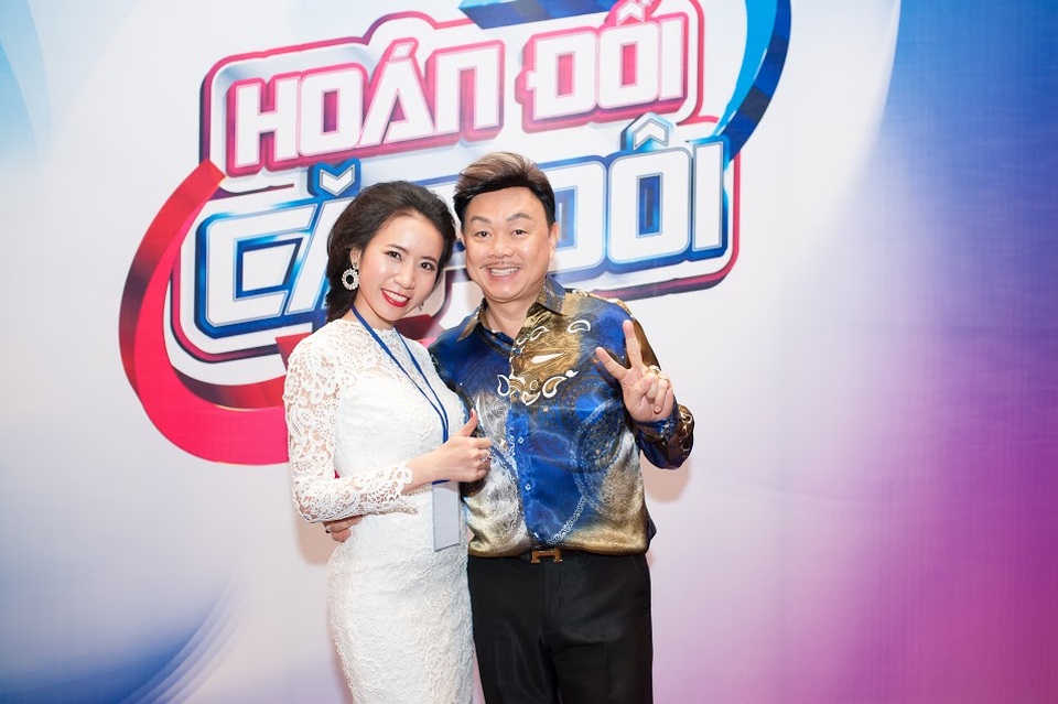 MC Ngọc Thanh điệu đà với váy ren trắng - 2
MC xinh đẹp thân thiết bên diễn viên Chí Tài