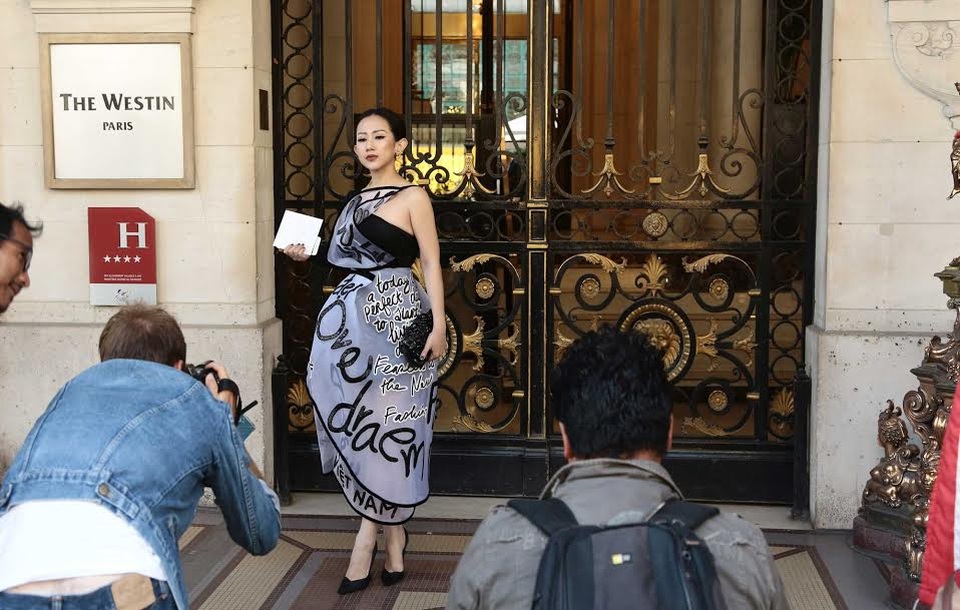 Trâm Nguyễn sành điệu đi xem thời trang - 1