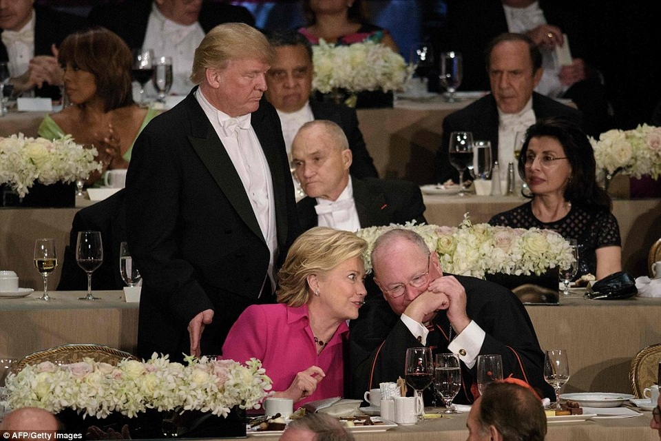 Ông Trump và bà Clinton ra sức “nói kháy” khi ăn tối cùng nhau - 5
Baf Clinton nói chuyện với Đức Hồng y mà không cần để ý đến việc để ông Trump cố lách vào chỗ ngồi. (Ảnh: AFP)