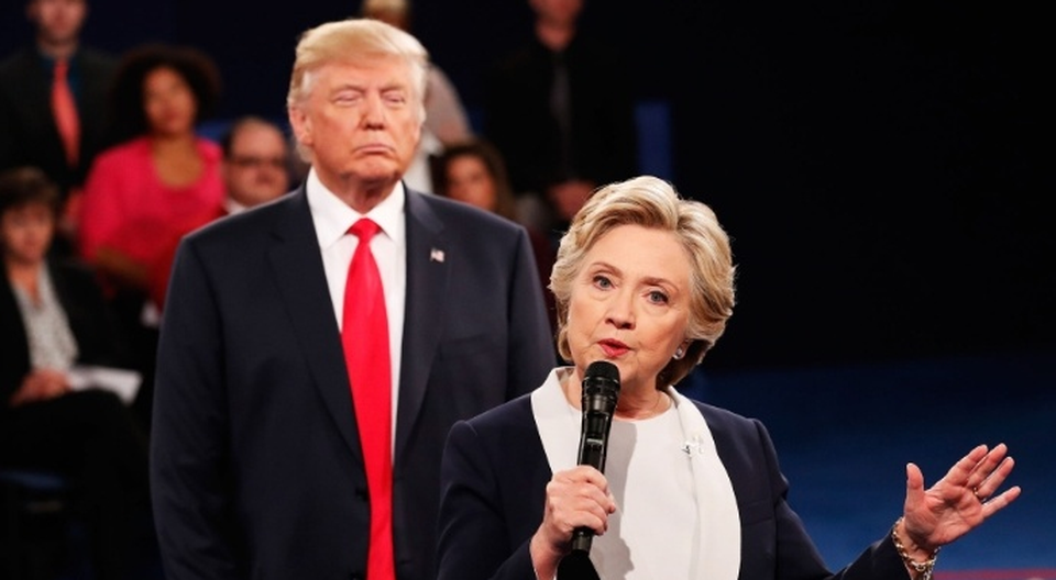 "Cuộc chiến" ngôn ngữ cơ thể giữa Trump và Clinton trong cuộc tranh luận thứ 2 - 4
Bà Clinton tìm cách đề ông Trump xuất hiện phía sau lưng khi bà nói với khán giả. (Ảnh: Reuters)