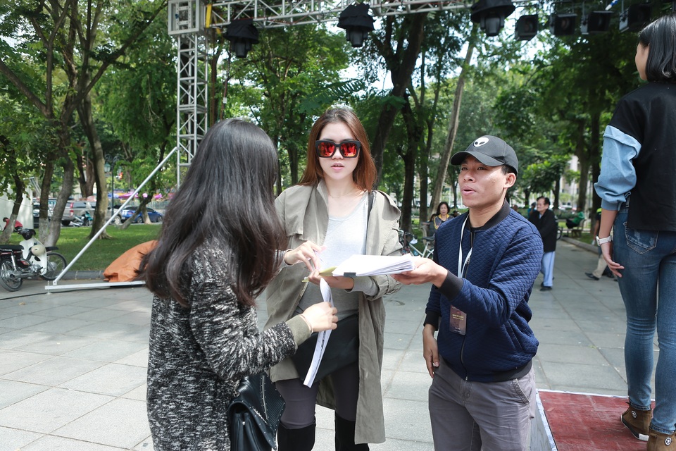 Minh Tiệp lịch lãm bên hoa hậu Mỹ Linh - 7
Người đẹp Thùy Dương hỗ trợ chồng rất nhiều và Minh Tiệp tự hào vì có một trợ lý xuất sắc như vậy.