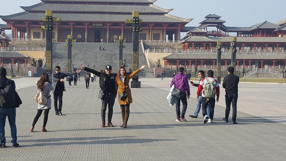 Minh Tiệp sánh vai hoa hậu Lào dự hội thảo phim Châu Á - 8
Vợ chồng Minh Tiệp dành thời gian khám phá trường quay tại Chiết Giang