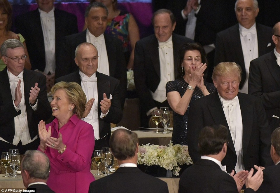 Ông Trump và bà Clinton ra sức “nói kháy” khi ăn tối cùng nhau - 2
Baf Clinton và ông Trump luôn giữ khoảng cách tại bữa tiệc. (Ảnh: AFP)