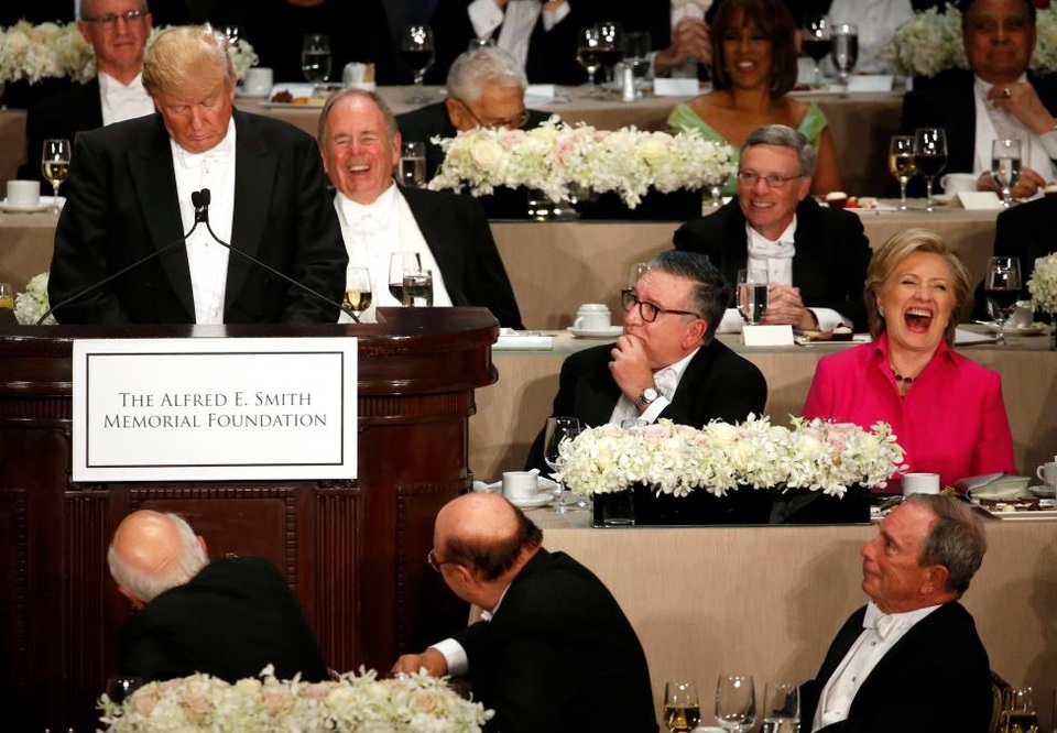 Ông Trump và bà Clinton ra sức “nói kháy” khi ăn tối cùng nhau - 7
Bà Clinton cười lớn khi ông Trump phát biểu. (Ảnh: Reuters)