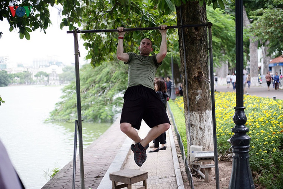 Cụ ông 76 tuổi vẫn ngày ngày tập đẩy tạ bên hồ Hoàn Kiếm - 10
Nhiều khách du lịch nước ngoài hoặc người nước ngoài đang công tác ở Hà Nội cũng là thành viên thường xuyên của CLB này.