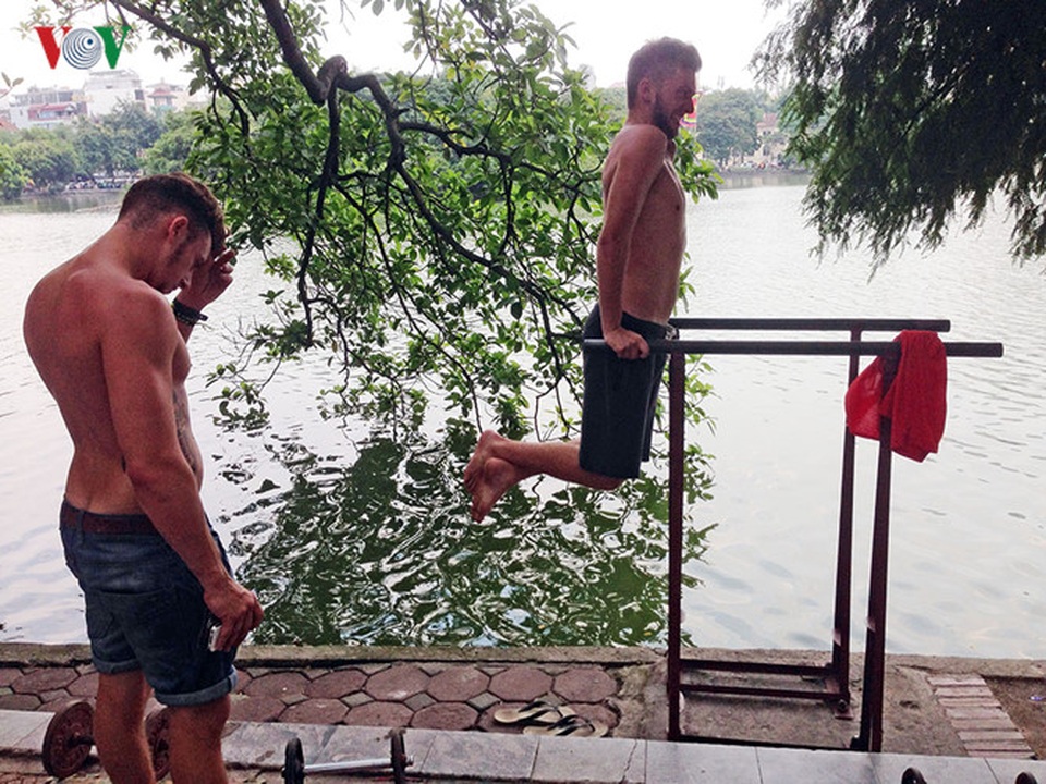 Cụ ông 76 tuổi vẫn ngày ngày tập đẩy tạ bên hồ Hoàn Kiếm - 11
Họ cũng hăng say luyện tập với những dụng cụ đơn giản mỗi chiều được dựng tạm ở ven hồ.