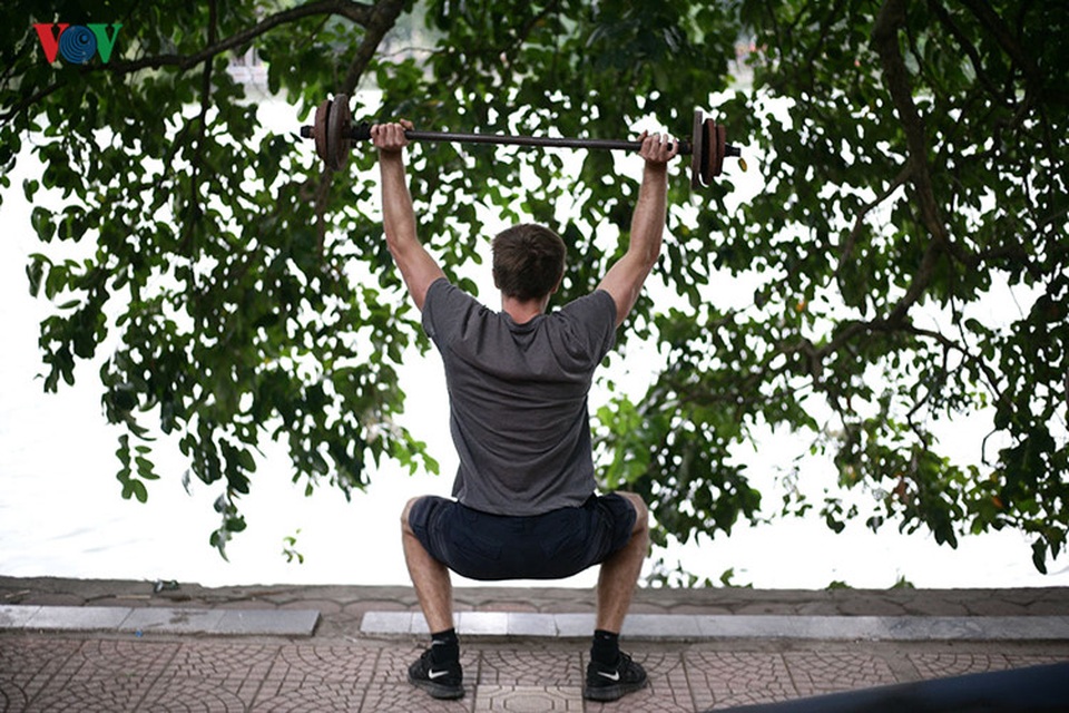 Cụ ông 76 tuổi vẫn ngày ngày tập đẩy tạ bên hồ Hoàn Kiếm - 12
Những khách nước ngoài rất dễ dàng được tiếp nhận vào CLB mà không bị đòi hỏi một điều kiện nào, miễn là mọi người đều vui vẻ và có cơ hội rèn luyện sức khỏe.