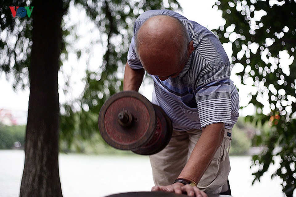 Cụ ông 76 tuổi vẫn ngày ngày tập đẩy tạ bên hồ Hoàn Kiếm - 3
Tạ tay nặng 30kg cũng không phải là “đối thủ” của ông lão 76 tuổi này.