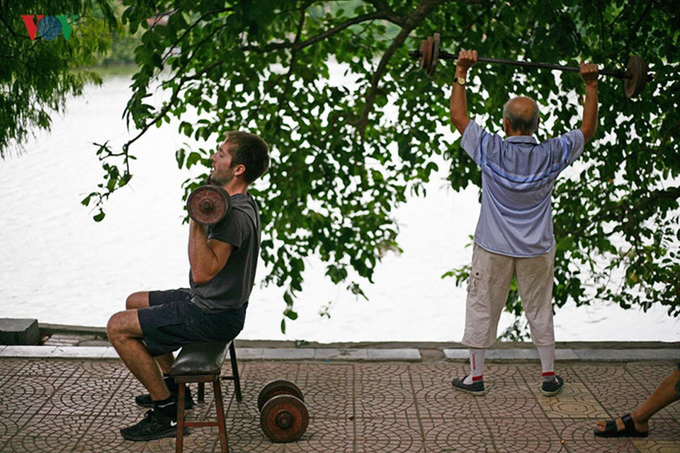 Cụ ông 76 tuổi vẫn ngày ngày tập đẩy tạ bên hồ Hoàn Kiếm - 4
Với nhiều người ở cái tuổi cổ lai hy, việc đi lại đã là khó khăn chứ đừng nói đến gánh vài chục kg, nhấc bổng quá đầu như ông Côn.