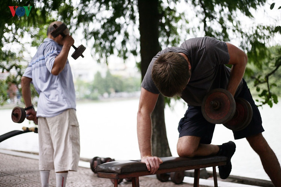 Cụ ông 76 tuổi vẫn ngày ngày tập đẩy tạ bên hồ Hoàn Kiếm - 5
Thậm chí, với nhiều người trẻ, việc tập luyên với tạ nặng liên tục hàng giờ liền cũng là một thử thách khó khăn.