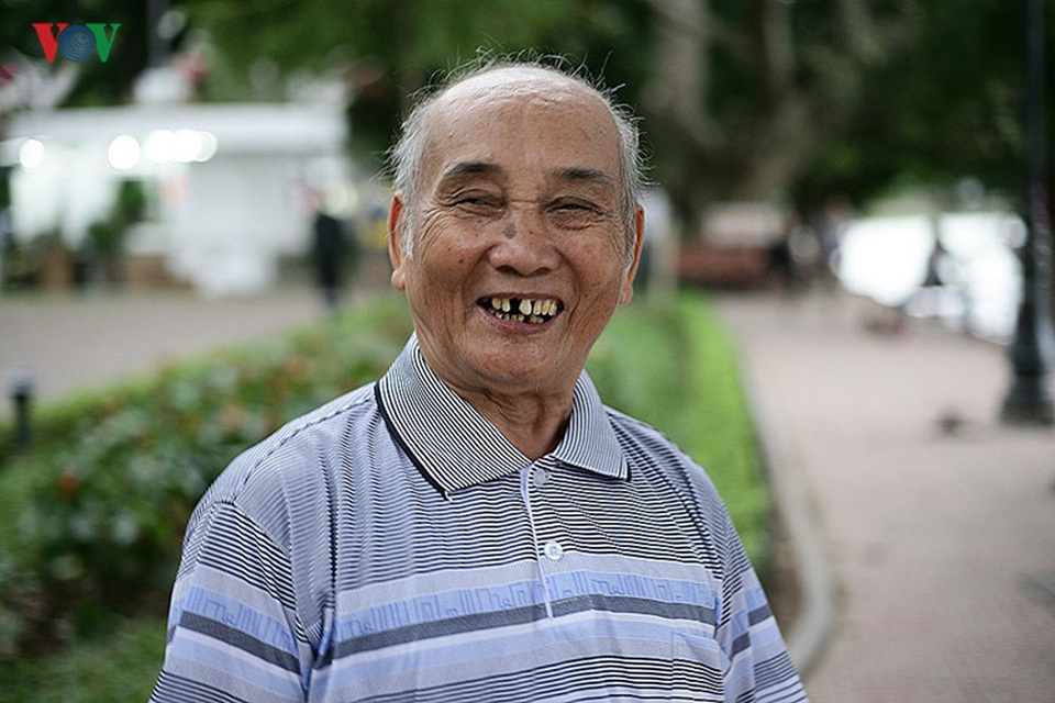 Cụ ông 76 tuổi vẫn ngày ngày tập đẩy tạ bên hồ Hoàn Kiếm - 7
Răng đã rụng, tóc bạc trắng, nhưng tinh thần ông Côn luôn tráng kiện, vui vẻ khó ai bằng.