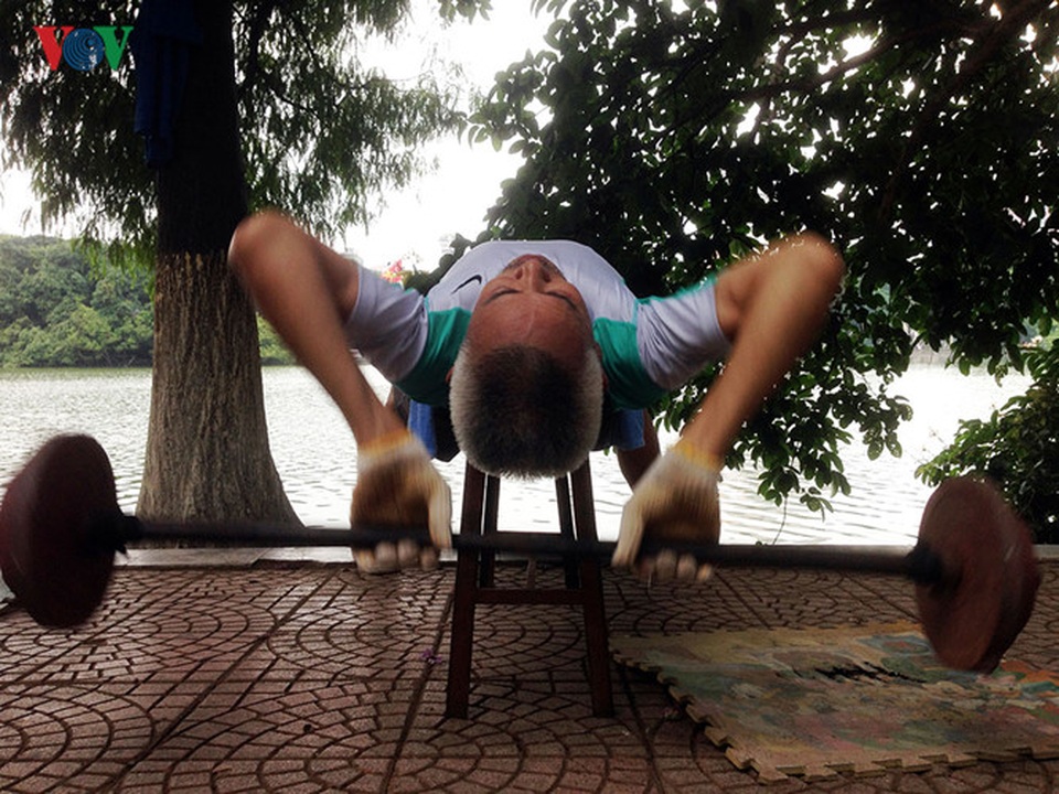 Cụ ông 76 tuổi vẫn ngày ngày tập đẩy tạ bên hồ Hoàn Kiếm - 8
Ở CLB thể hình này cũng có nhiều người lớn tuổi tham gia luyện tập nhưng không ai cao tuổi bằng ông Côn.