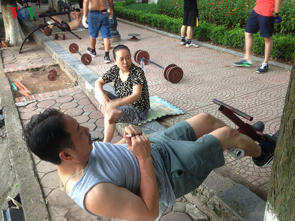 Cụ ông 76 tuổi vẫn ngày ngày tập đẩy tạ bên hồ Hoàn Kiếm - 9
Những người tham gia “CLB thể hình Bờ Hồ” không phân biệt tuổi tác, nhưng ai cũng có 1 thể hình lý tưởng, mơ ước với nhiều người.