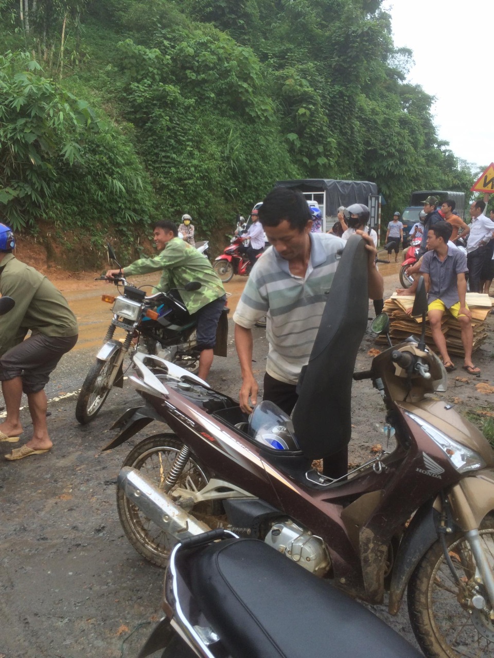 
Mưa lũ lớn làm ngập một đoạn quốc lộ 70 qua địa bàn huyện Bảo Yên, ngày 10/9.
