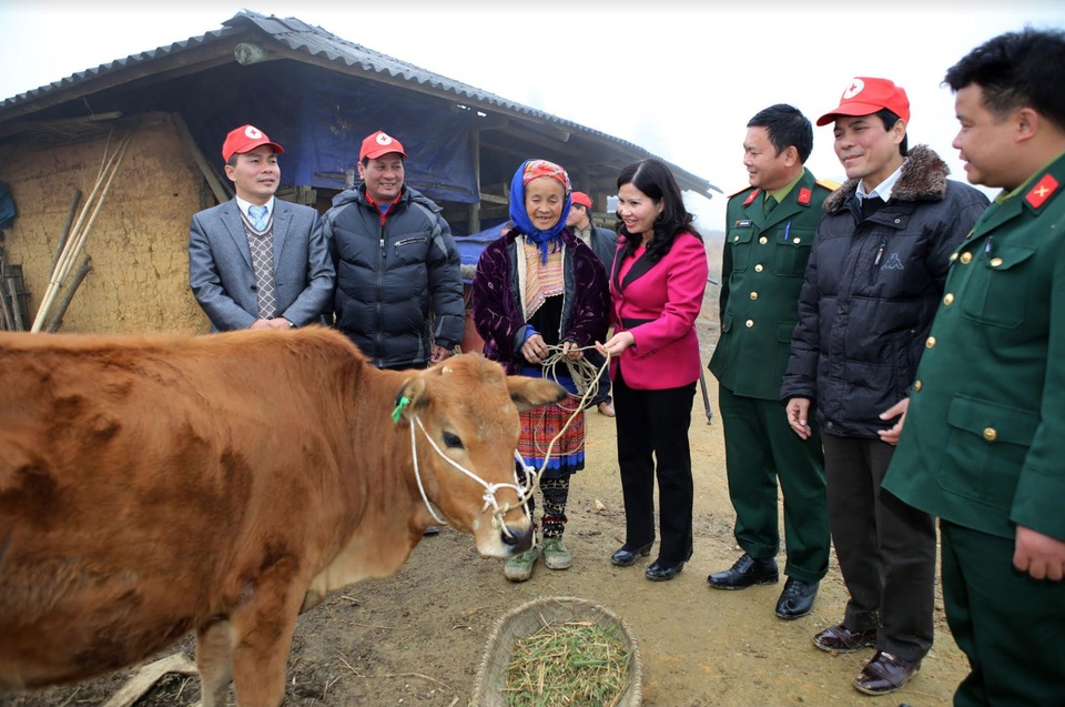 Dược phẩm Tâm Bình – Địa chỉ của niềm tin - 2
TGĐ và nhân viên Tâm Bình tặng quà Tết cho đồng bào vùng cao